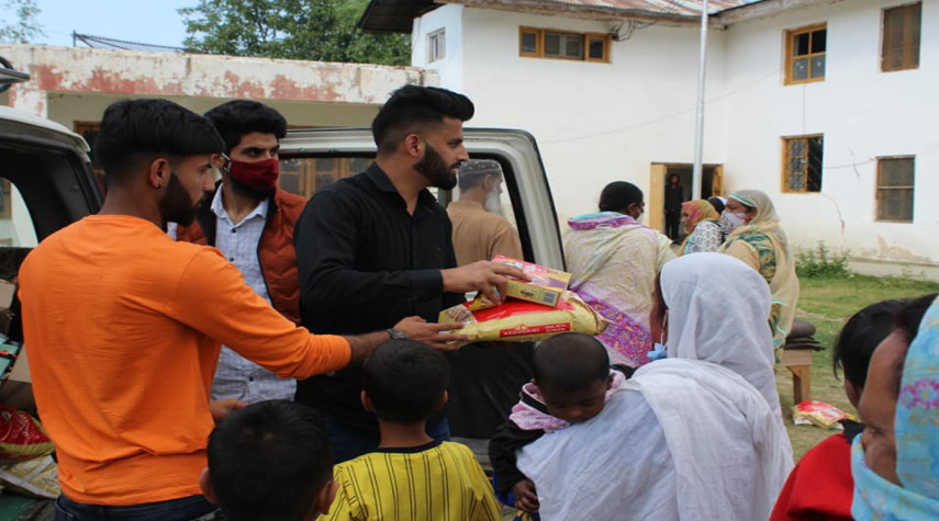Save Youth Save Future (SYSF) Foundation distributed household items, essential commodities, and other relief materials to the fire-affected families of Noorbagh area in North Kashmir’s Baramulla district.