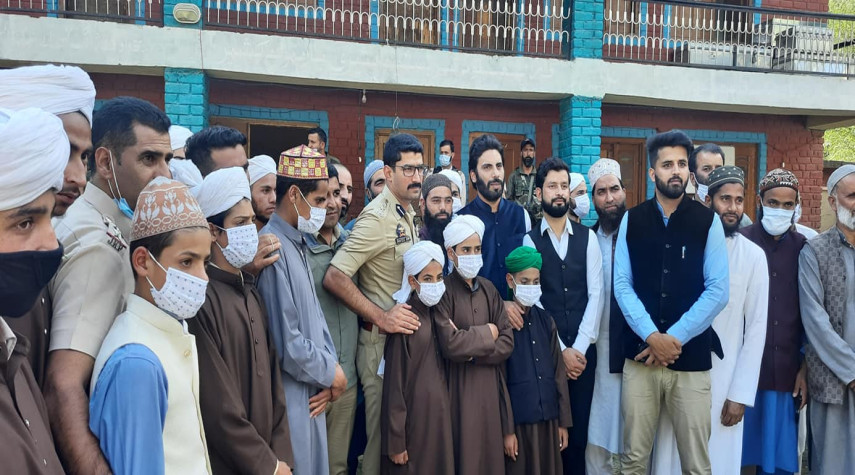 Today, SaveYouthSaveFuture hosted an engaging interactive session with the students of Darul Uloom Qureshia. The event was honored by the presence of SSP Baramulla, Shri Rayees Mohammad Bhat.